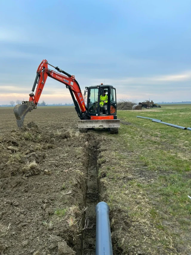 Supporto al Settore Agricolo Locale.
Con dedizione e competenza, stiamo portando avanti i lavori per la nuova linea idrica in un’azienda agricola. Un’operazione fondamentale che, attraverso fasi precise di scavo e posa tubazioni, mira a ottimizzare le risorse idriche e sostenere l’eccellenza agricola della nostra zona